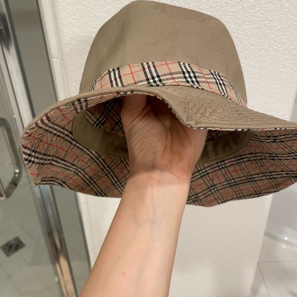 Burberry bucket hat size M